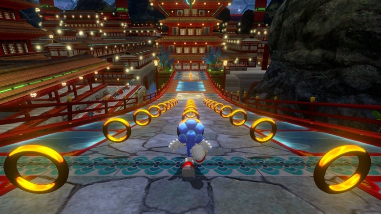Sonic the Hedgehog lefelé futva aranygyűrűket gyűjt a Sonic Colors: Ultimate játékban
