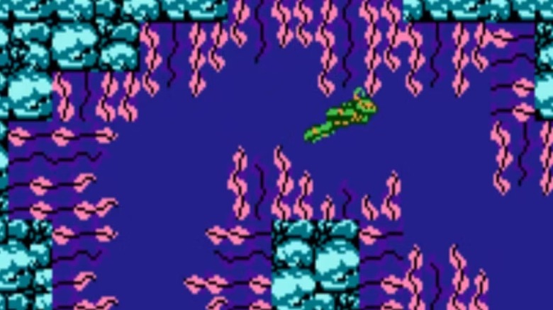 Michelangelo elektromos hínárral körülvett vízben úszik a Teenage Mutant Ninja Turtles (1989) című filmben