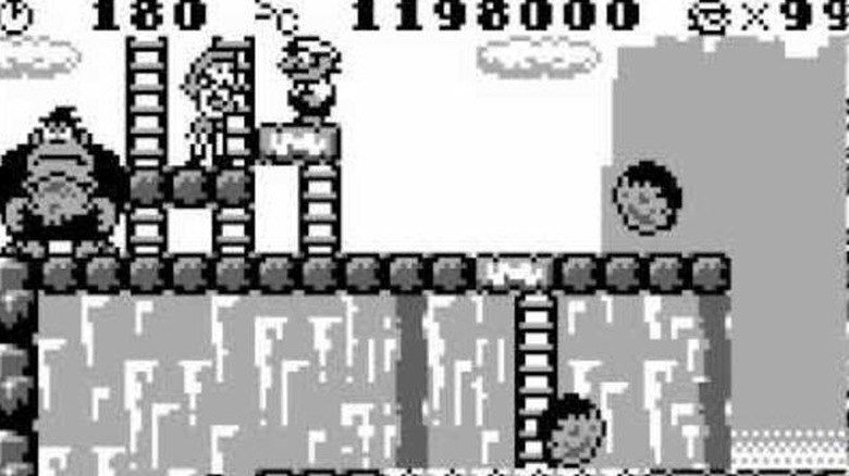 Mario egy emelvényen áll Pauline mellett, míg Donkey Kong egy sziklát tart a Donkey Kongban (1994)