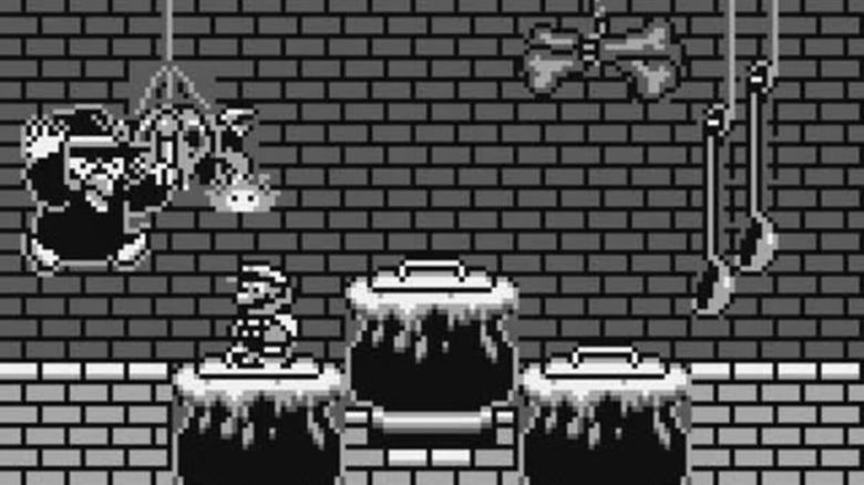 Mario üstön állva szembeszáll egy boszorkánnyal a Super Mario 2: 6 Golden Coins játékban