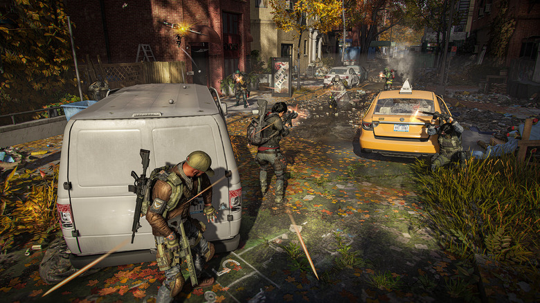 Egy osztag elhagyott járművek mögé rejtőzik egy benőtt utcában, miközben tűz alatt állnak a Tom Clancy's The Division 2-ben