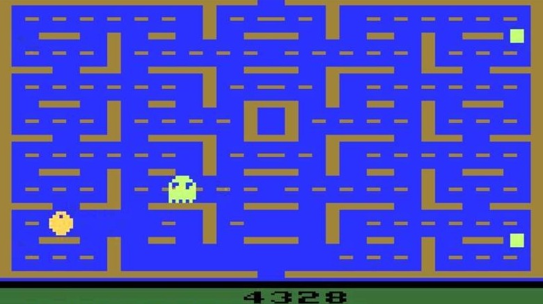 Egy szellem előretör a Pac-Manon egy nyers labirintusban az Atari 2600 Pac-Man-ben