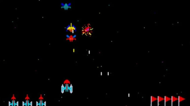 Egy űrhajó a Galaxian leszálló idegenekre lő