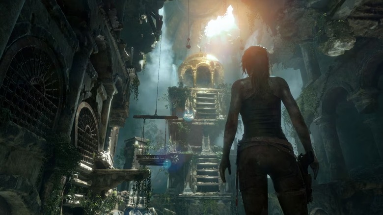 Lara Croft egy benőtt föld alatti romban sétál a Rise of the Tomb Raiderben