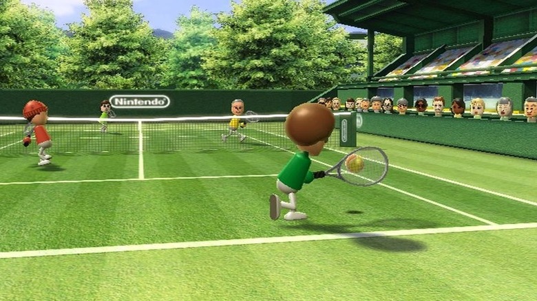 Négy Miis teniszez a Wii Sports füves pályáján