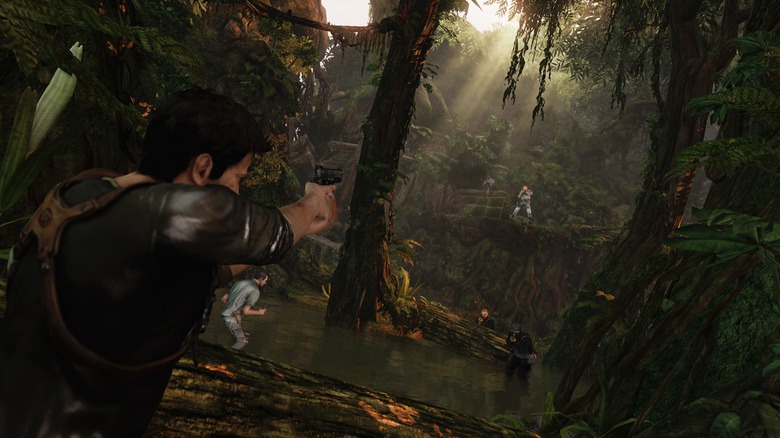 Nathan Drake pisztollyal céloz egy fegyverest egy dzsungelben az Uncharted 2: A tolvajok között