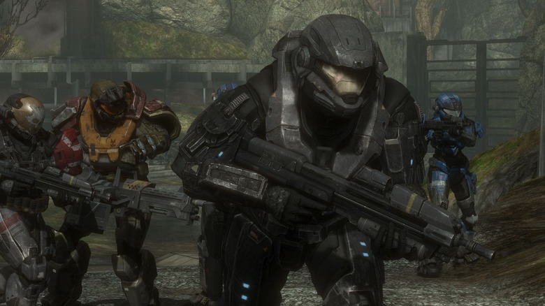 Egy csapat spártai harci puskával rohamra készen áll a Halo: Reach játékban