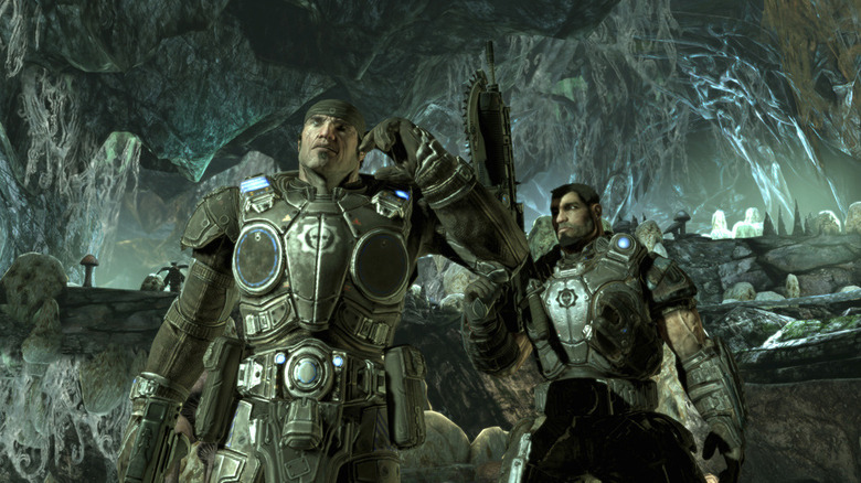 Marcus Fenix ​​egy rádióba beszél, miközben Dom Santiago nézi a Gears of War 2-t