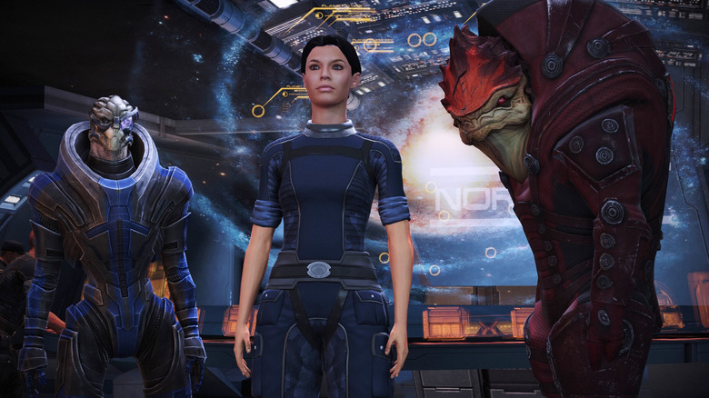 Garrus, Shepard és Wrex a Mass Effect galaxistérképe mellett állnak