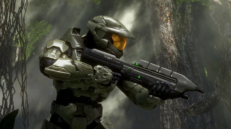 Master Chief egy rohampuskát tart a dzsungelben a Halo 3-ban