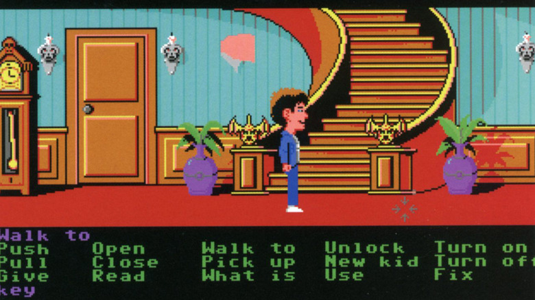 Dave Miller a Maniac Mansion lépcsőházának lábánál áll