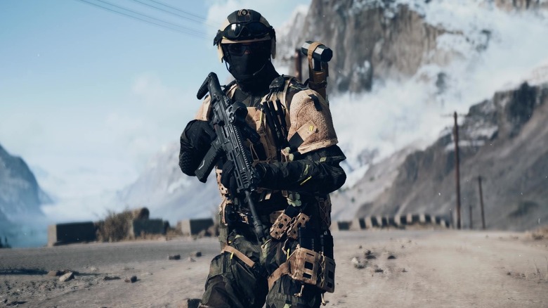 Egy katona egy gépkarabélyt tart, miközben a Battlefield 6-ban egy hegyszoroson sétál át