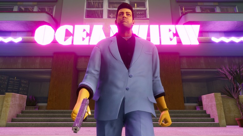 Tommy kék öltönyt visel és fegyvert tart a GTA: Vice Cityben