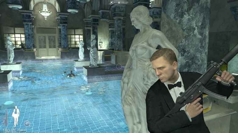 James Bond egy szobor mögé rejtőzik egy uszodánál a 007: Quantum of Solace című filmben