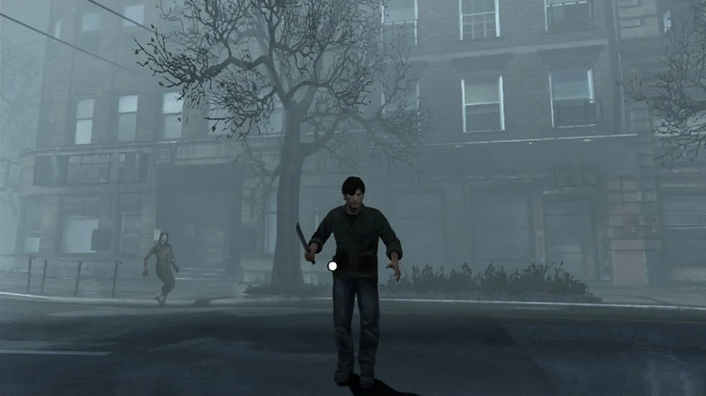 Murphy Pendleton közeledik egy épülethez, miközben a kezében tartja a kést a Silent Hill: Downpourban