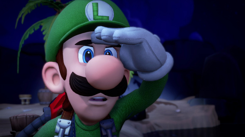 Luigi figyelmesen bámulja a Luigi's Mansion 3-at