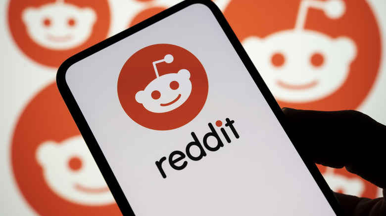 Reddit logóval ellátott telefon