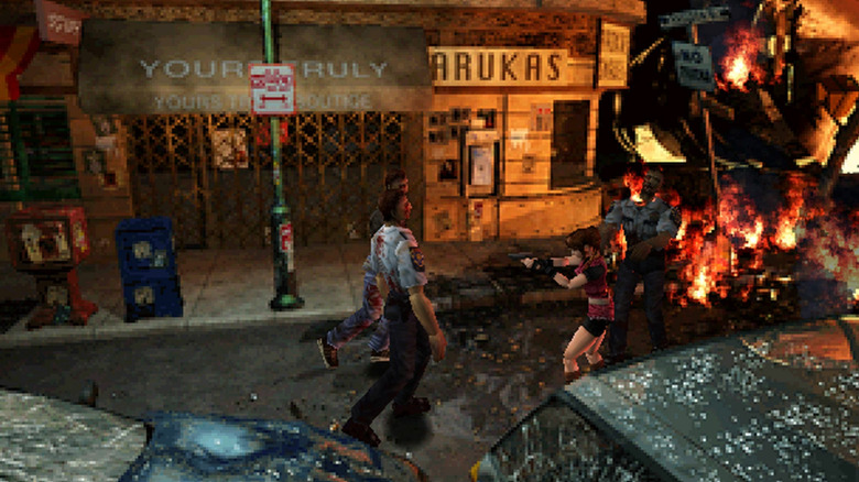 Claire Redfield egy haladó zombit céloz meg a város egyik utcájában a Resident Evil 2-ben (1998)