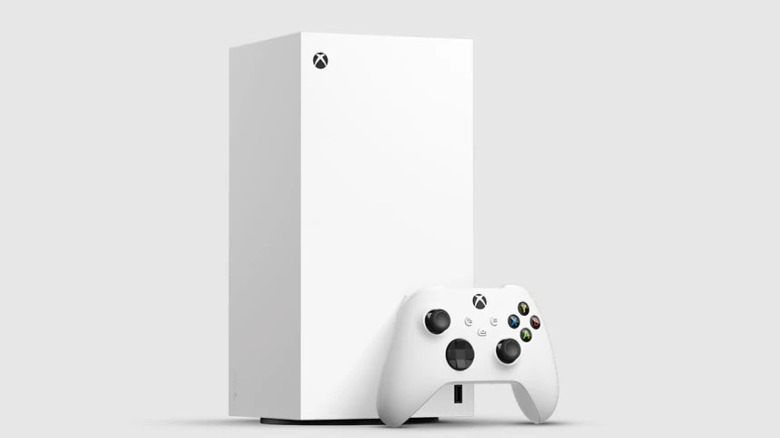 Az Xbox vezérlők egy fehér Xbox Series X ellen támaszkodnak