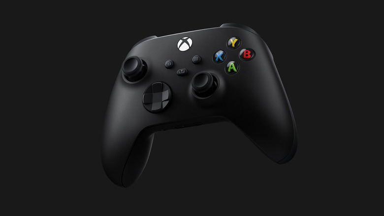 Fekete Xbox kontroller fekete háttér előtt