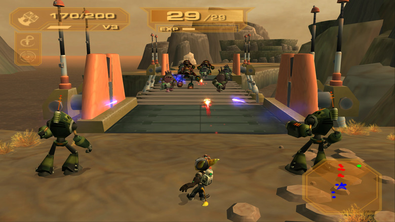 Ratchet egy csapat robotra lő egy hídon a Ratchet & Clank: Up Your Arsenalban