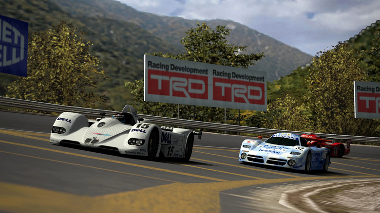 Három versenyautó száguld egy sarkon a hegyekben a Gran Turismo 4-ben