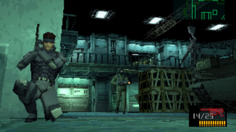Solid Snake egy fal mögé bújik, miközben egy őr közeledik a Metal Gear Solidban