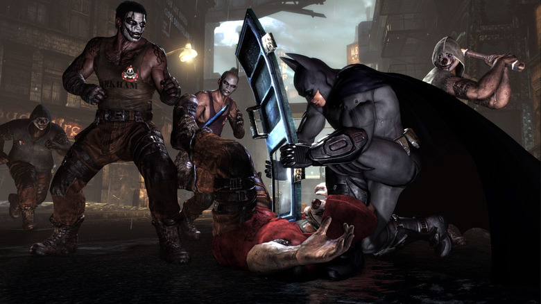 Batman egy szélhámosra üt egy lázadáspajzsot, miközben más ellenségek nézik a Batman: Arkham Cityben