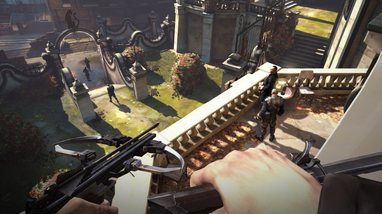 Corvo Attano számszeríjjal célozza meg ellenségeit a Dishonored egyik erkélyén