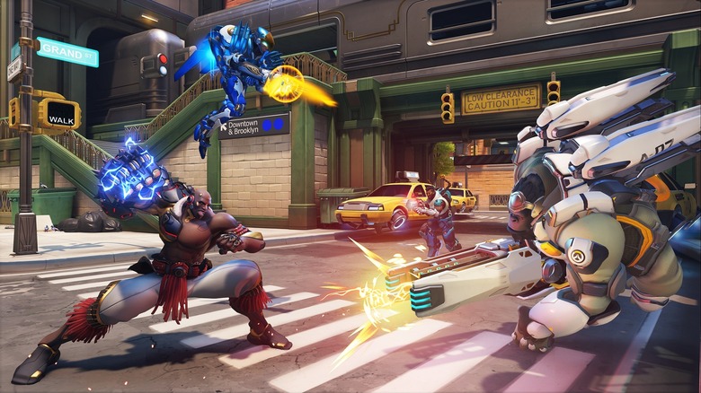 Futurisztikus harcosok egy csoportja csatázik a város egyik utcájában az Overwatchban (2023)