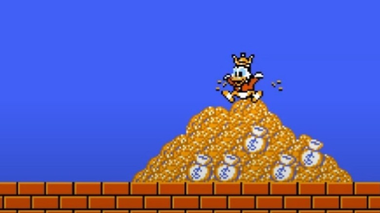 Scrooge McDuck egy kupac aranyérmén ül a DuckTalesben