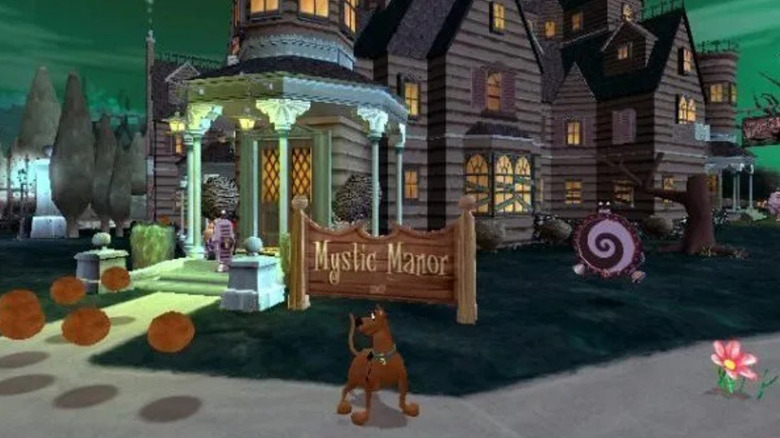 Scooby-Doo a Mystic Manor előtt áll 