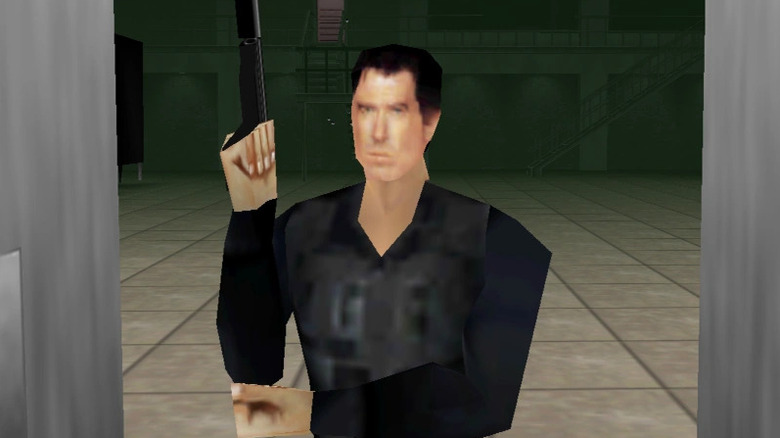 James Bond felemeli a pisztolyát a GoldenEye 007-ben (1997)