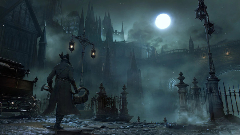 A Hunter egy ködös, üres városban sétál éjszaka Bloodborne-ban