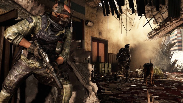 Egy katona a Call of Duty: Ghosts egyik összeomlott épületében kukucskál a sarkon