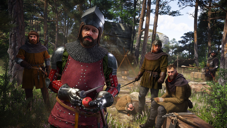 Egy csapat katona óvatosan néz fel a tábortűzről a Kingdom Come: Deliverance II-ben