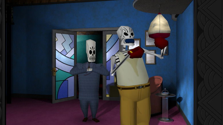 Manny Calavera egy bokszoló mögött sétál be 