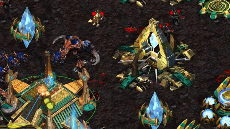 A Protoss bázist megtámadják a terránok és a zergek 