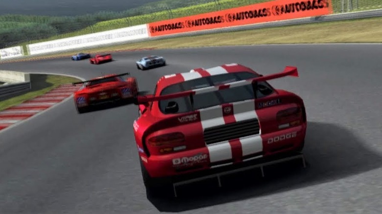 Egy piros Dodge követ egy csapat versenyautót egy sarkon a Gran Turismo 3: A-Spec játékban