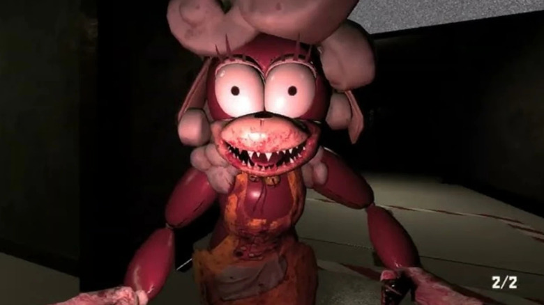 Dolly az árnyékból közelíti meg a játékos karakterét a 2. ESET: Animatronics Survival