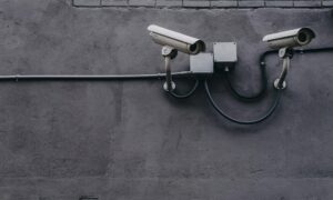 Az új felügyeleti technológiának köszönhetően a rendszámtábla-olvasók mostantól a telefonját is nyomon követhetik