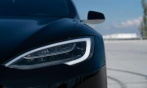 A Tesla tudta, hogy egyes fényszórói kétszer olyan fényerősek, mint a törvényileg megengedett, most 20 000 járművet hív vissza