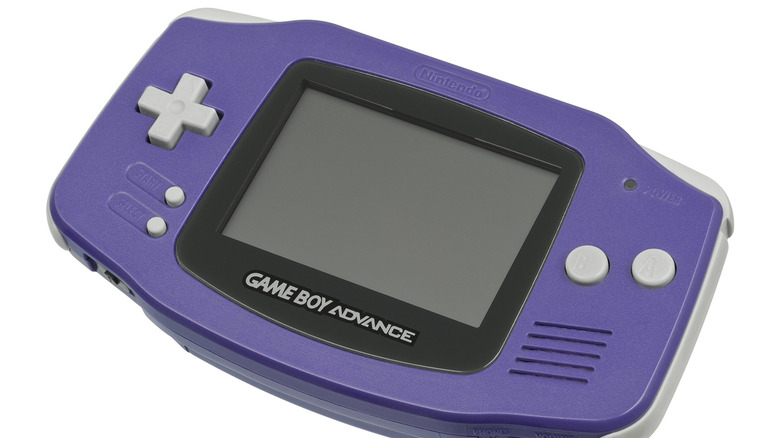 Egy indigó Game Boy Advance fehér alapon ül