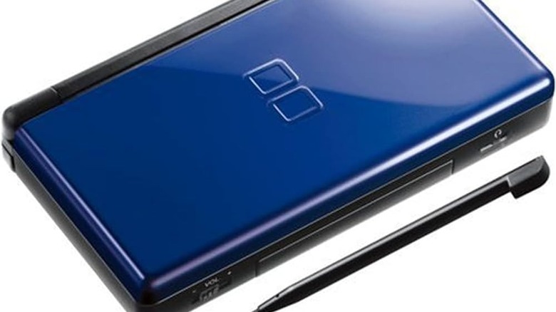 Egy kék Nintendo DS egy fekete ceruzával fehér alapon