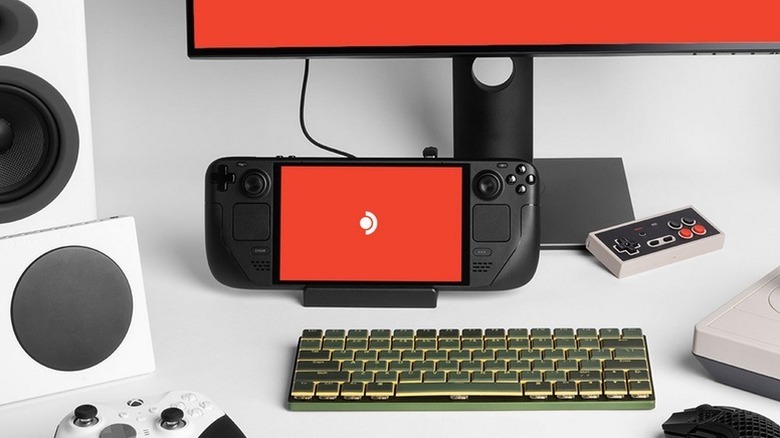 A Steam Deck OLED a monitor és a képernyő között helyezkedik el