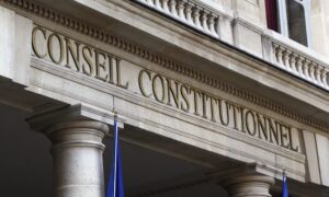 A francia bíróság éppen most akadályozta meg Macron azon tervét, hogy kitiltsák a gyerekeket a közösségi médiából