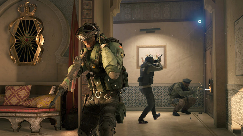 Egy támadó csapat betör egy páncélajtót Tom Clancy Rainbow Six Siege játékában