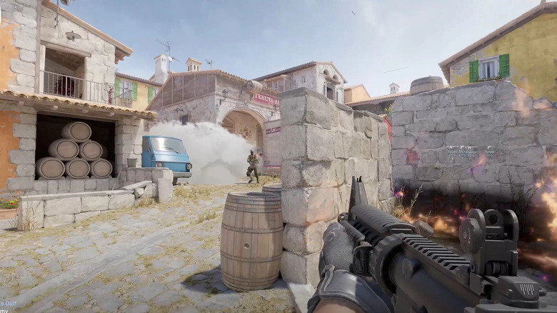 A játékos a Counter-Strike 2-ben egy füstből kibújó terroristát céloz meg
