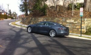 Egyes Tesla-tulajdonosok utazásaik 95%-ában teljes önvezetést használnak, de jogilag továbbra is ők irányítják