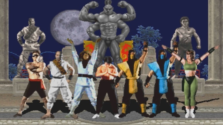 A Mortal Kombat játszható névsora pózol a szobrok előtt a Mortal Kombat (1992) záróképernyőjén